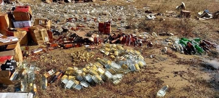 ဖျက်ဆီးထားသော အရက်ပုလင်းများအား တွေ့ရစဥ်၊ဓာတ်ပုံ-MVRF