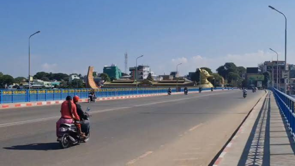 မိတ္ထီလာမြို့တွင် ဆိုင်ကယ်စီးနင်းသူအချို့အား တွေ့ရစဥ်၊ ဓာတ်ပုံ-Cj(ပုံအဟောင်းကို အသုံးပြုထားပါသည်)