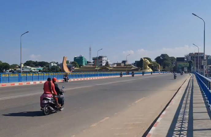 မိတ္ထီလာမြို့တွင် ဆိုင်ကယ်စီးနင်းသူအချို့အား တွေ့ရစဥ်၊ ဓာတ်ပုံ-Cj(ပုံအဟောင်းကို အသုံးပြုထားပါသည်)
