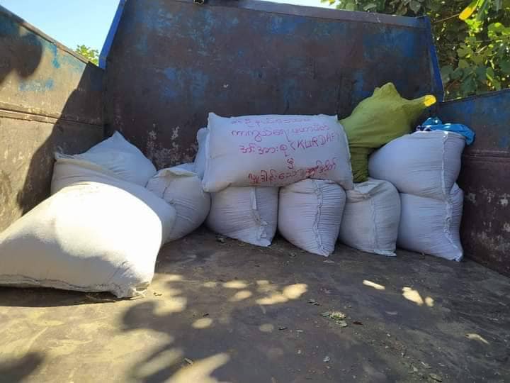 မီးရှို့ခံရသည့်ကျေးရွာများအား လှူဒါန်းပေးနေစဥ်၊ ဓာတ်ပုံ-KURDAF