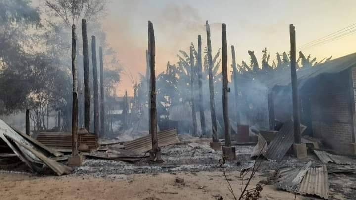 ဓာတ်ပုံ-တန့်ဆည်မြို့နယ် ပေချောင်ရွာ မီးရှို့ဖျက်ဆီးခံခဲ့ရစဥ်၊ ဓာတ်ပုံ-kadumaplatform
