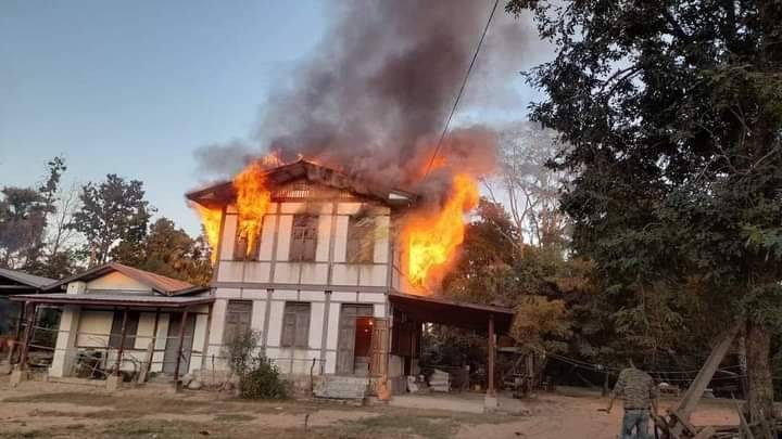 ဓာတ်ပုံ-တန့်ဆည်မြို့နယ် ပေချောင်ရွာ မီးရှို့ဖျက်ဆီးခံခဲ့ရစဥ်၊ ဓာတ်ပုံ-kadumaplatform