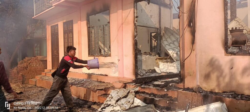 (ဒေသကာကွယ်ရေးရဲဘော်များက မီးငြှိမ်းသတ်ပေးနေစဉ်၊ ဓာတ်ပုံ - ကိုနွေဦး)