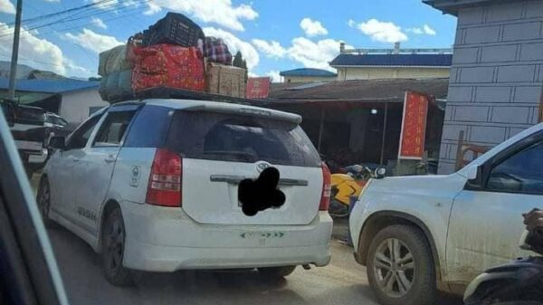 (​ရွေ့ပြောင်းလုပ်သားများ လောက်ကိုင်မှ ထွက်ခွာနေကြသည်ကိုယနေ့ တွေ့ရစဥ်။ ။ဓါတ်ပုံ-CJ)