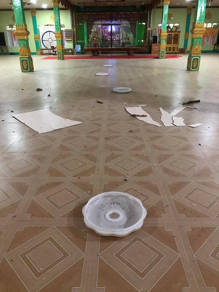 (စစ်ဘေးရှောင်များ ခိုလှုံနေသော ဘုန်းကြီးကျောင်းကို စစ်ကောင်စီကလက်နက်ကြီးဖြင့် ပစ်ခတ်ခဲ့၍ ပျက်စီးမှုများရှိခဲ့သည်။ ။ဓါတ်ပုံ-CJ)