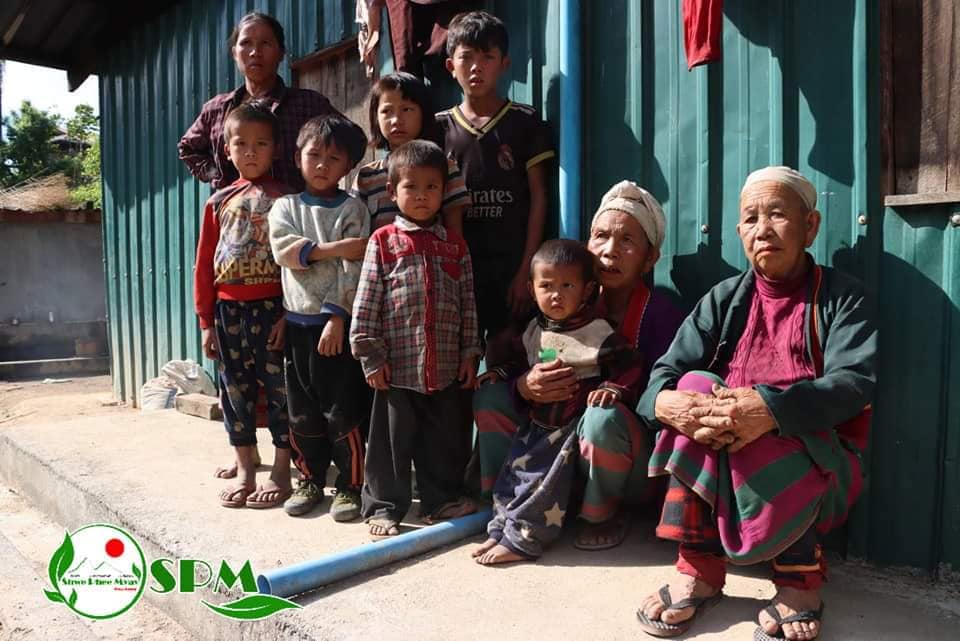 (နမ့်ဆန်တိုက်ပွဲ​ကြောင့်​ ၈ ရက်ကြာ​ပျောက်​နေရာမှ ပြန်​​ရောက်လာ​သော​ဒေသခံများ ။ဓါတ်ပုံ-​ရွှေဖီ​မြေသတင်းဌာန)