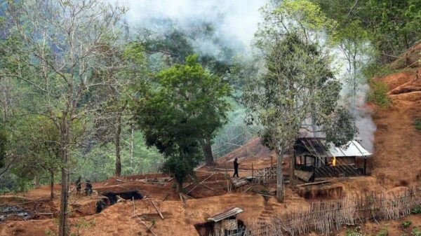 (၂၀၂၂ ဧပြီ လတွင် KNU/KNLAက သိမ်းပိုက်ခဲ့​သော ​သော်လဲထာစခန်းကို စခန်းသိမ်းပြီး​နောက်​တွေ့ရစဥ်။ ဓါတ်ပုံ-ရိုက်တာ)