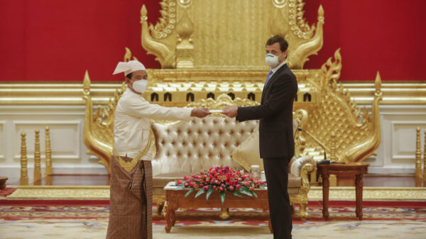 လက်ရှိ အမေရိကန် သံအမတ်ကြီး သောမတ်စ် ဗက်ဂျ်ဒါ ရွေးကောက်ခံ အရပ်သားအစိုးရ သမ္မတထံ သံအမတ်ခန့်အပ်လွှာကို ပေးအပ်စဉ် (ပုံဟောင်း)