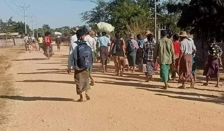 (စစ်ကောင်စီတပ် မီးရှို့ဖျက်ဆီးမှုကြောင့် ထွက်ပြေးတိမ်းရှောင်နေရသော ပေါက်တောင်ပိုင်းဒေသခံများ၊ဓာတ်ပုံ - CJ)