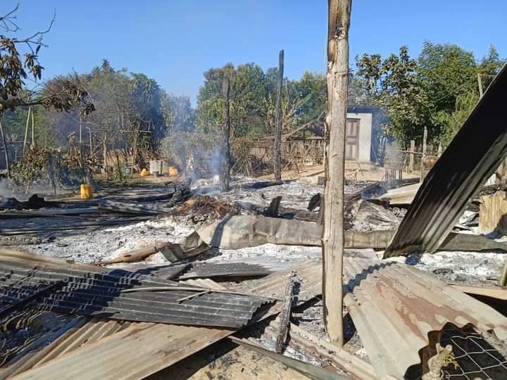 ဇီးဖြူကုန်းနှင့် လျှော်ဖြူကုန်းရွာများမီးရှို့ဖျက်ဆီးခံခဲ့ရစဥ်၊ ဓာတ်ပုံ- Kawlin Revolution KR