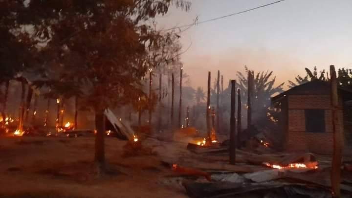 ဓာတ်ပုံ-တန့်ဆည်မြို့နယ် ပေချောင်ရွာ မီးရှို့ဖျက်ဆီးခံခဲ့ရစဥ်၊ ဓာတ်ပုံ-kadumaplatform