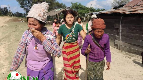 (နမ့်ဆန်တိုက်ပွဲ​ကြောင့်​ ၈ ရက်ကြာ​ပျောက်​နေရာမှ ပြန်​​ရောက်လာ​သော​ဒေသခံများ ။ဓါတ်ပုံ-​ရွှေဖီ​မြေသတင်းဌာန)