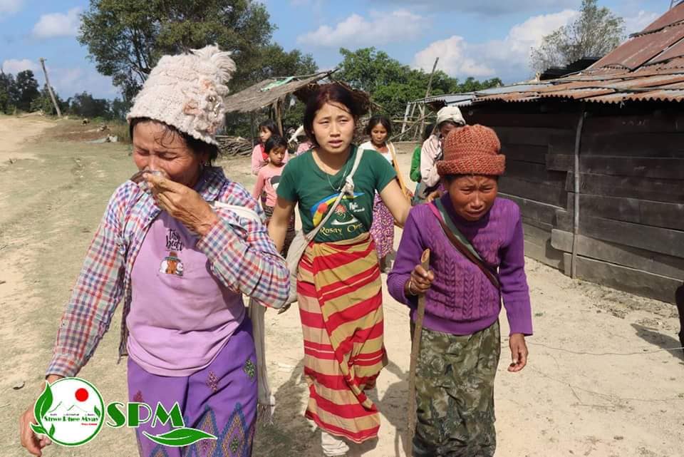 (နမ့်ဆန်တိုက်ပွဲ​ကြောင့်​ ၈ ရက်ကြာ​ပျောက်​နေရာမှ ပြန်​​ရောက်လာ​သော​ဒေသခံများ ။ဓါတ်ပုံ-​ရွှေဖီ​မြေသတင်းဌာန)