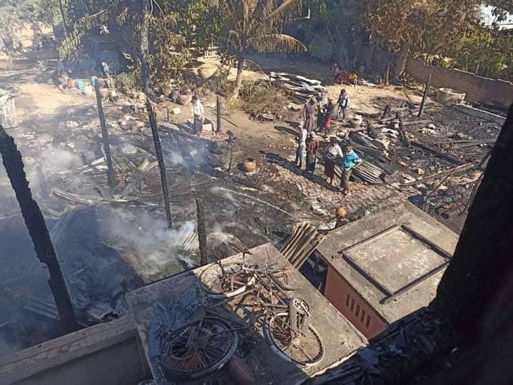 ရွှေဘုံသာရွာရှိ မီးရှို့ဖျက်ဆီးခံခဲ့ရသည့်နေအိမ်များအား PDF ရဲဘော်များက မီးငြှိမ်းသတ်ပေးနေစဉ်၊ ဓာတ်ပုံ-ကိုတိုက်ဂါး(MUA)