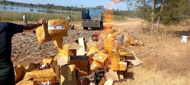 ဖျက်ဆီးထားသော အရက်ပုလင်းများအား တွေ့ရစဥ်၊ဓာတ်ပုံ-MVRF