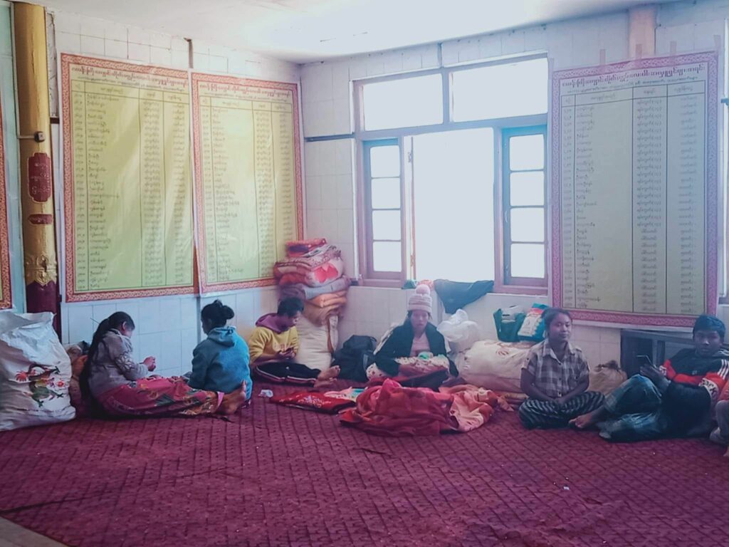 (မန်လုံဒေသခံများ ဘုန်းတော်ကြီးကျောင်းသို့ တိမ်းရှောင်လာစဥ်၊ ဓာတ်ပုံ - CJ/Shwe Phee Myay News Agency)