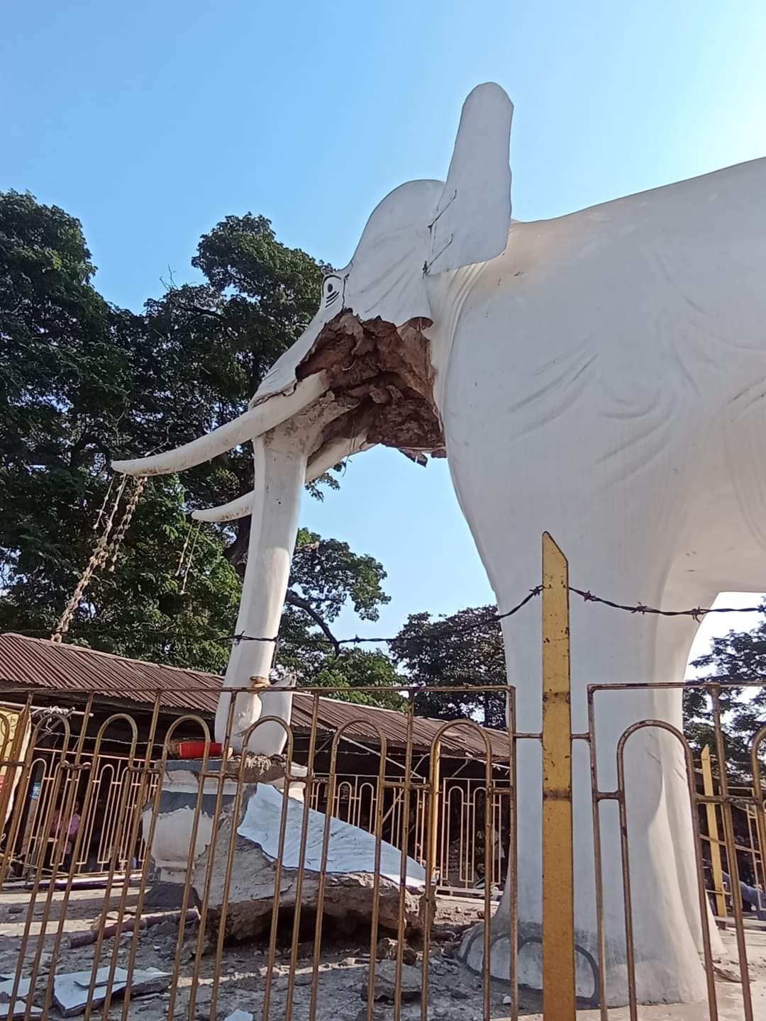 ငလျင်ကြောင့် မန္တလေး ကိုင်းတန်းဈေး ဆင်ကြီး ၂ ကောင်ရုပ်ထု ပျက်စီးသွားပုံ ဓာတ်ပုံ − ဆိုရှယ်မီဒီယာ