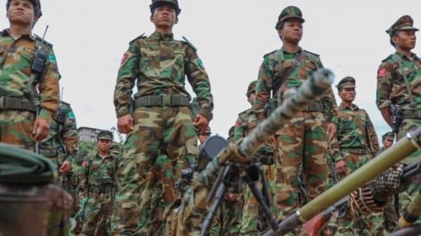 (TNLAတပ်မှ ရဲဘော်များအား တွေ့ရစဥ်)