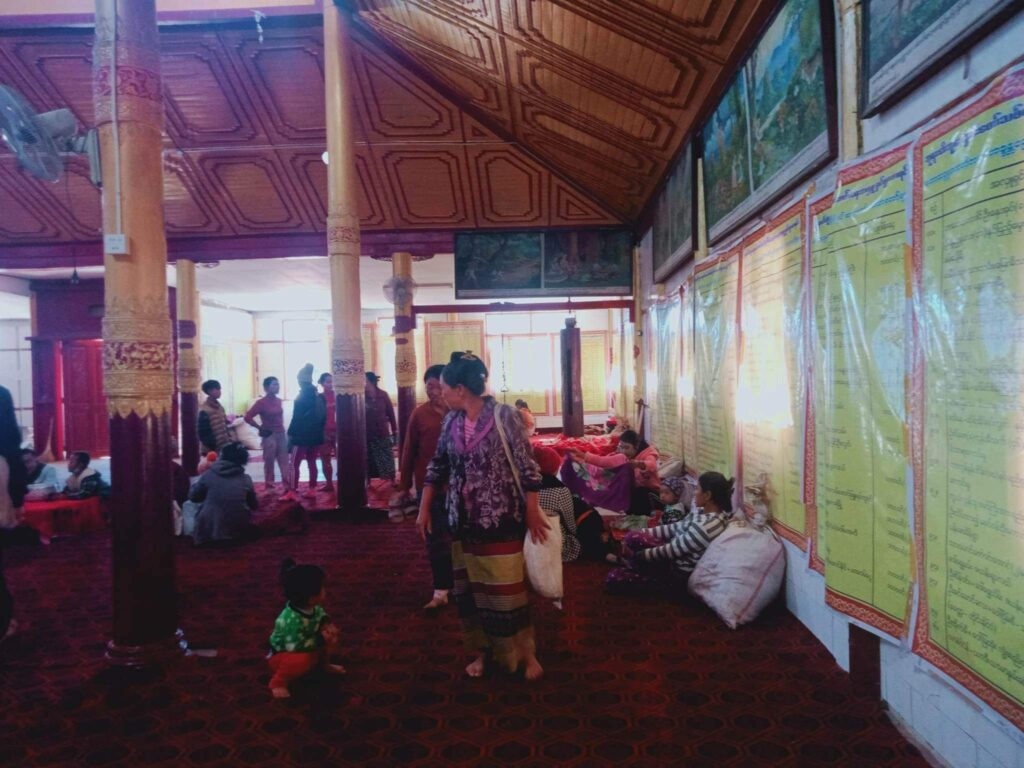 (မန်လုံဒေသခံများ ဘုန်းတော်ကြီးကျောင်းသို့ တိမ်းရှောင်လာစဥ်၊ ဓာတ်ပုံ - CJ/Shwe Phee Myay News Agency)