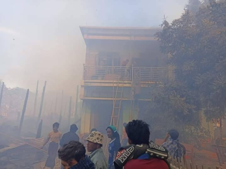 စစ်ကိုင်းတိုင်း၊ မြောင်မြို့နယ် ရွှေဘုံသာရွာရှိ မီးရှို့ဖျက်ဆီးခံခဲ့ရသည့်နေအိမ်များအား PDFများက မီးငြှိမ်းသတ်ပေးနေစဥ်၊ ဓာတ်ပုံ-ကိုတိုက်ဂါး(MUA)