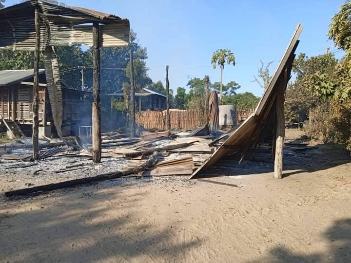 ဇီးဖြူကုန်းနှင့် လျှော်ဖြူကုန်းရွာများမီးရှို့ဖျက်ဆီးခံခဲ့ရစဥ်၊ ဓာတ်ပုံ- Kawlin Revolution KR