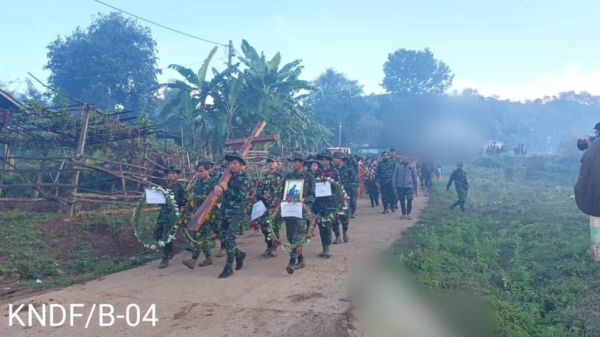 (ရဲဘော် ဂျေရိုမ်း၏ စျာပနအခမ်းအနားပြုလုပ်နေစဥ်၊ဓာတ်ပုံ- KNDF)