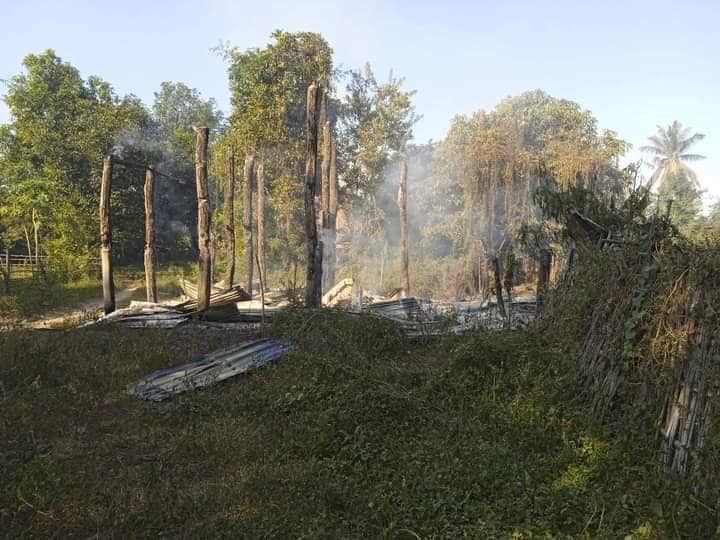 ဇီးဖြူကုန်းနှင့် လျှော်ဖြူကုန်းရွာများမီးရှို့ဖျက်ဆီးခံခဲ့ရစဥ်၊ ဓာတ်ပုံ- Kawlin Revolution KR