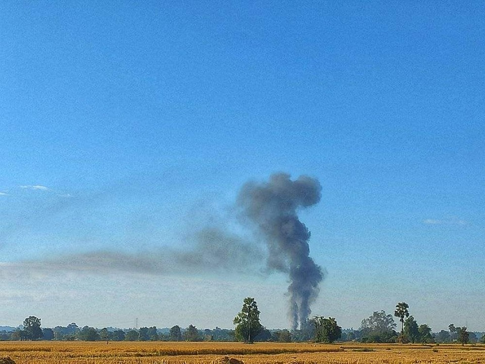 အင်းတော်နယ်ရှိ နတ်မဟုတ်ကြီးရွာကို စစ်ကောင်စီတပ်က နိုဝင်ဘာ ၂၈ရက်တွင် မီးရှို့ဖျက်ဆီးနေစဥ်၊ ဓာတ်ပုံ - Indaw Revolution-IR