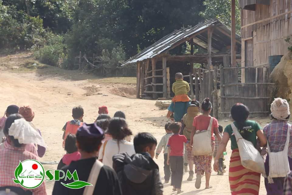 (နမ့်ဆန်တိုက်ပွဲ​ကြောင့်​ ၈ ရက်ကြာ​ပျောက်​နေရာမှ ပြန်​​ရောက်လာ​သော​ဒေသခံများ ။ဓါတ်ပုံ-​ရွှေဖီ​မြေသတင်းဌာန)