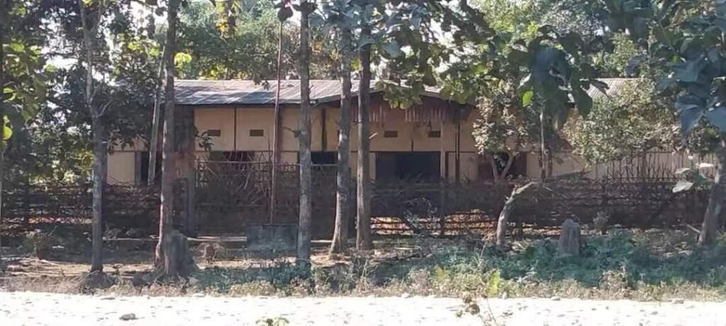 KIA ရဲဘော်များနှင့် မီးရှို့ဖျက်ဆီးခဲ့သော စခန်းအား တွေ့ရစဉ်၊ ဓာတ်ပုံ - The Kachin Net's Post