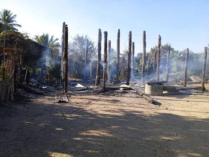 ဇီးဖြူကုန်းနှင့် လျှော်ဖြူကုန်းရွာများမီးရှို့ဖျက်ဆီးခံခဲ့ရစဥ်၊ ဓာတ်ပုံ- Kawlin Revolution KR
