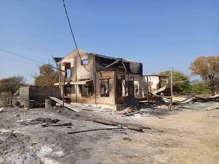 ဒီဇင်ဘာ၂၁ ရက်က မိုးသောက်(ဘောက်သောက်) ကျေးရွာအုပ်စု၊ လင်းယဉ် ၅ ရွာသို့ စစ်အုပ်စု မီးရှို့ဖျက်ဆီးသွားစဥ်၊ ဓာတ်ပုံ - CJ