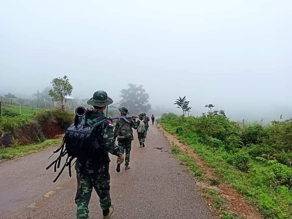 KNDF တပ်ရင်း(၄)မှ ရဲဘော်များအား စစ်မြေပြင်တစ်နေရာ၌ တွေ့ရစဥ်၊ ဓာတ်ပုံ - KNDF