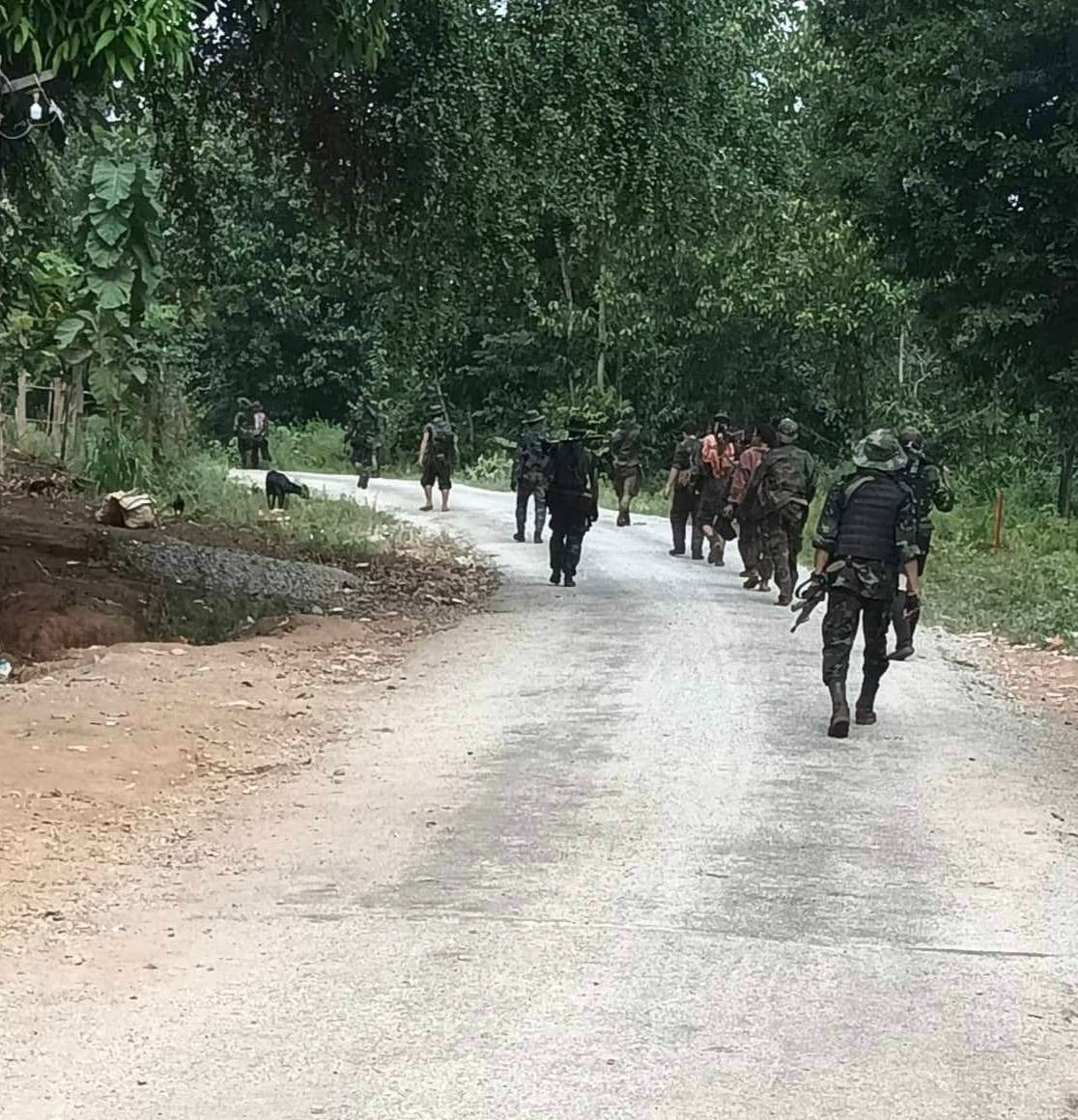 (တောင်ငူခရိုင် PDF မှ ရဲဘော်များအား တွေ့ရစဥ်)