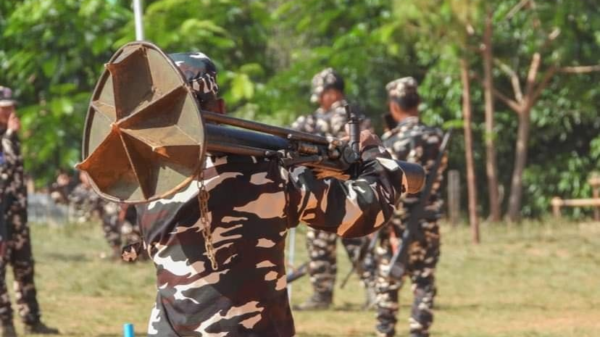 (မင်းတပ် CDFမှ ရဲဘော်များအား တွေ့ရစဥ်၊ ဓာတ်ပုံ - ဆလိုင်းဟာအွမ်)