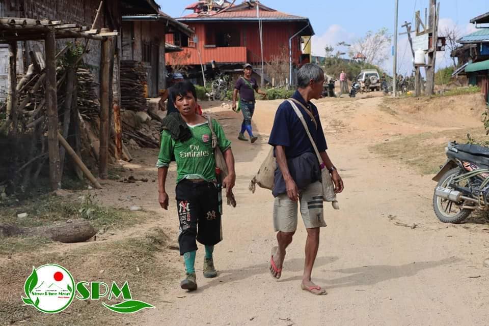 (နမ့်ဆန်တိုက်ပွဲ​ကြောင့်​ ၈ ရက်ကြာ​ပျောက်​နေရာမှ ပြန်​​ရောက်လာ​သော​ဒေသခံများ ။ဓါတ်ပုံ-​ရွှေဖီ​မြေသတင်းဌာန)
