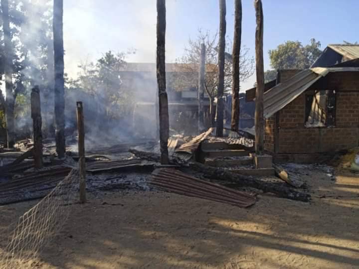 ဇီးဖြူကုန်းနှင့် လျှော်ဖြူကုန်းရွာများမီးရှို့ဖျက်ဆီးခံခဲ့ရစဥ်၊ ဓာတ်ပုံ- Kawlin Revolution KR