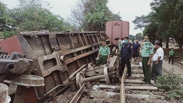 ပျက်စီးသွားသော ရထားတွဲများအား တွေ့ရစဉ်၊ ဓာတ်ပုံ - CJ