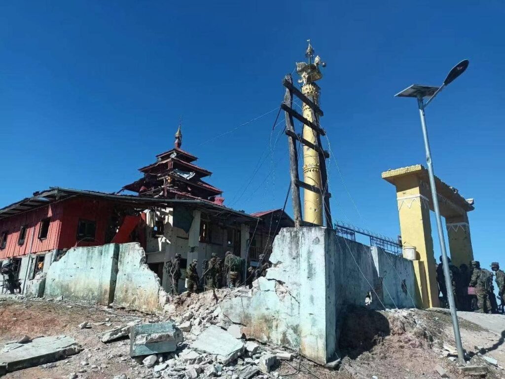 (စစ်ကောင်စီတပ် ပစ်ခတ်မှုကြောင့် ထိခိုက်ပျက်စီးမှုများနှင့် စစ်ကောင်စီတပ်သားအလောင်းများအား တွေ့ရစဉ်၊ ဓာတ်ပုံ - Shan News)