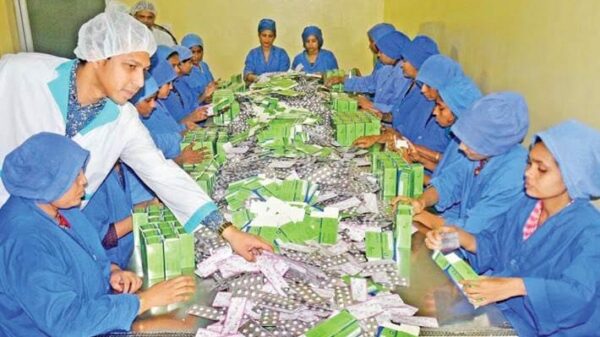 (Albion ကုမ္ပဏီ​ဆေးဝါးထုတ်လုပ်​ရေးလုပ်ငန်းခွင်။ ဓါတ်ပုံ- Daily Sun)