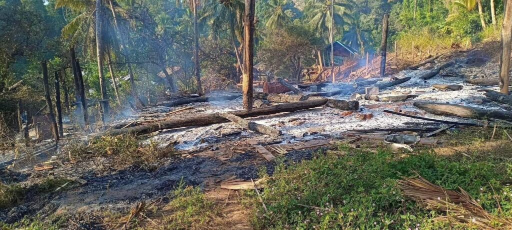 (စစ်ကောင်စီတပ် ဗုံးကြဲတိုက်ခိုက်မှုကြောင့် လူနေအိမ်များ ထိခိုက်ပျက်ဆီးနေစဉ်၊ KPSN)
