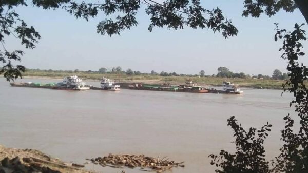 (ယင်းမာပင်-ကနီမြို့နယ်အစပ် ကျောက်မှော် ကျေးရွာအနီး စစ်ကောင်စီရိက္ခာတင်သင်္ဘောများ အားတွေ့ရစဥ်၊ ဓာတ်ပုံ - KLG)