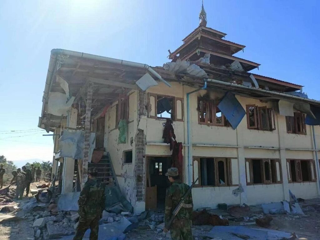 (စစ်ကောင်စီတပ် ပစ်ခတ်မှုကြောင့် ထိခိုက်ပျက်စီးမှုများနှင့် စစ်ကောင်စီတပ်သားအလောင်းများအား တွေ့ရစဉ်၊ ဓာတ်ပုံ - Shan News)