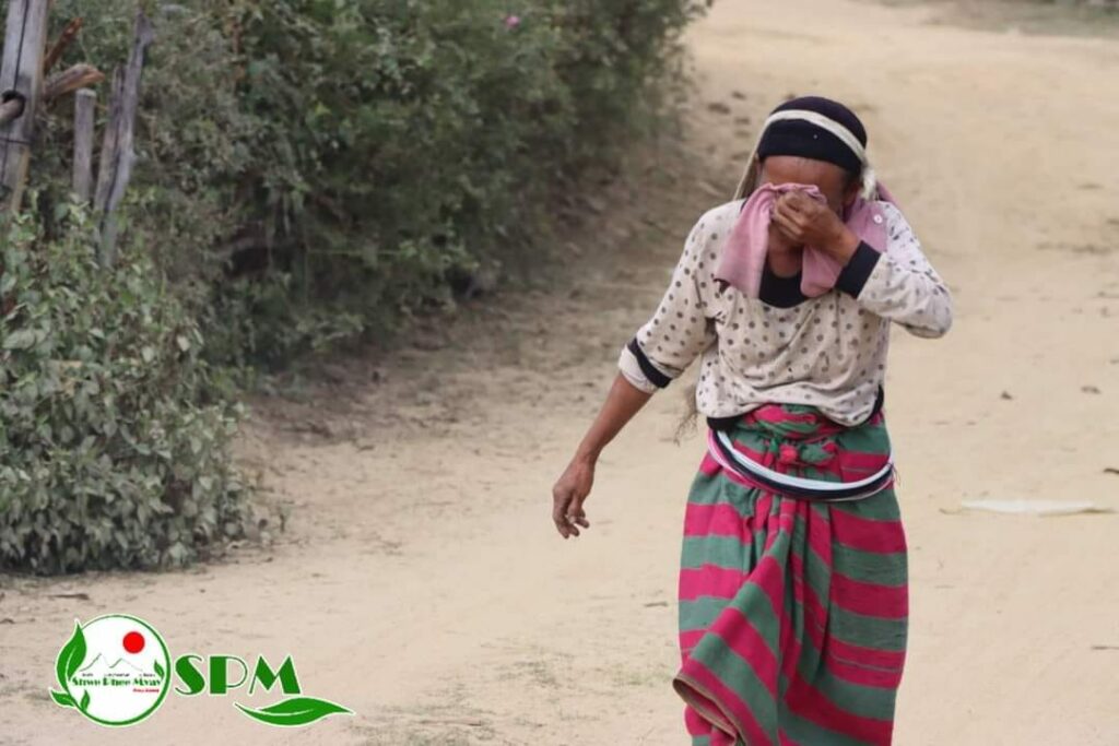 (နမ့်ဆန်တိုက်ပွဲ​ကြောင့်​ ၈ ရက်ကြာ​ပျောက်​နေရာမှ ပြန်​​ရောက်လာ​သော​ဒေသခံများ ။ဓါတ်ပုံ-​ရွှေဖီ​မြေသတင်းဌာန)