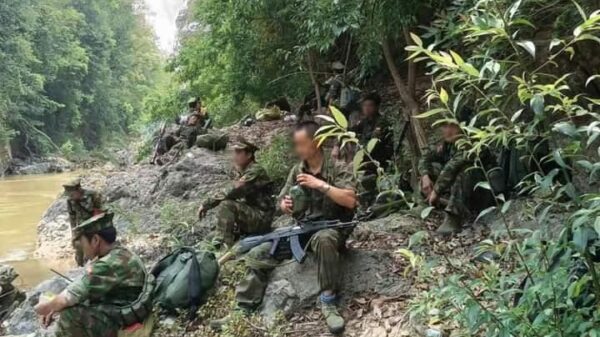 KIA ရဲဘော်များနှင့် မီးရှို့ဖျက်ဆီးခဲ့သော စခန်းအား တွေ့ရစဉ်၊ ဓာတ်ပုံ - The Kachin Net's Post