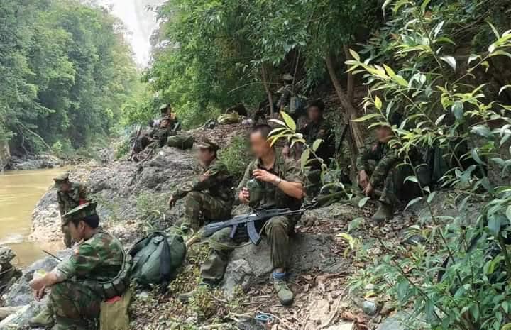 KIA ရဲဘော်များနှင့် မီးရှို့ဖျက်ဆီးခဲ့သော စခန်းအား တွေ့ရစဉ်၊ ဓာတ်ပုံ - The Kachin Net's Post