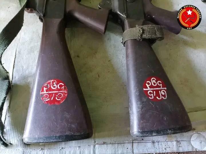 စစ်ကောင်စီတပ်ထံမှ သိမ်းဆည်းရမိသည်ဟုဆိုသည့် လက်နက်နှင့်ကျည်များ၊ ဓာတ်ပုံ-ADF
