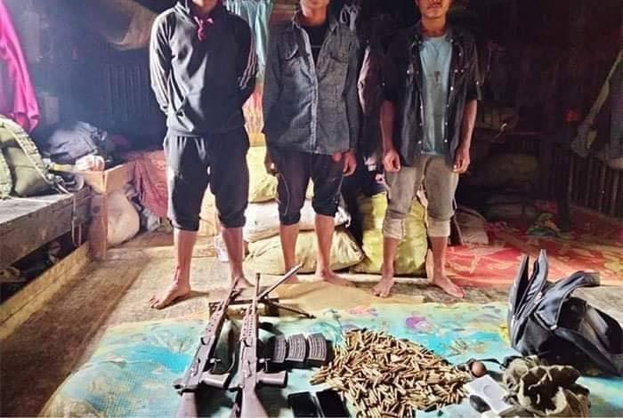 (ချင်းတပ် CDFသို့ လက်နက်နှင့်အတူ ခိုလှုံလာသည့် စစ်ကောင်စီ တပ်သားအချို့အား တွေ့ရစဥ်၊ဓာတ်ပုံ - CDF)
