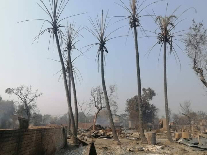 မီးရှို့ဖျက်ဆီးခံခဲ့ရသော ဘုရားထွက်ရွာနှင့် ကြည်ရွာနေအိမ်များအား တွေ့ရစဥ်၊ ဓာတ်ပုံ-အဖြူရောင် DPY ပကဖ