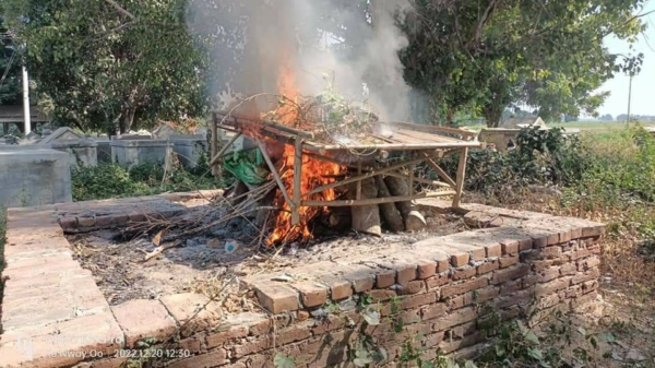 ကျဆုံး ရဲဘော်၏ ရုပ်အကြွင်းအကျန်အား ဆက်လက် မီးရှို့သင်္ဂြိုဟ်နေစဉ်။ ဓာတ်ပုံ - CDSOM ကိုနွေဦးမြောင်